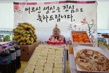 도솔천노인요양원 100세 맞은 입소자 생신 축하
