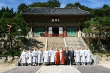 안국선원 신도회, 범어사 불사 기금 10억 전달