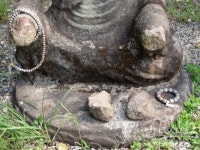 절터에 축사...불상,탑은 민가 방치