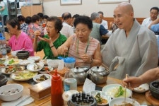 흥겨운 효잔치에 주름진 얼굴 웃음꽃 가득