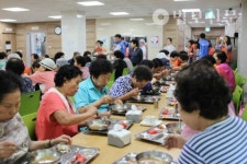어르신, 건강식 드시고 무더위 이겨내세요!