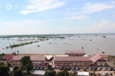 캄보디아 톤레샵 호수 위에 떠오른 배움터