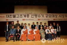 진흙 사바서 피워낸 꽃이 희망의 봄 전하다