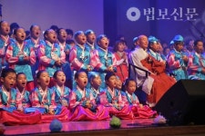 천진불, 힘찬 화음으로 보현행원 찬탄하다