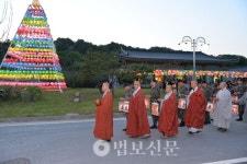 호국충경사, 영내 봉축탑 점등