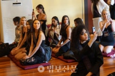 세계 각국 대표 미녀들, 묘각사서 한국불교 체험