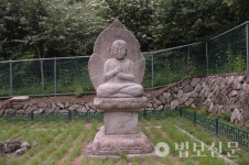 28. 절터에 그대로 방치된 원주 용운사지 석조비로자나불좌상