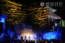 사성암 바위절벽 음악과 빛으로 장엄하다