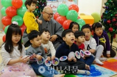 서울 조계사, 산하어린이집에 크리스마스선물 전달