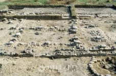 황룡사 동회랑 외곽은 고승 수행 독거 공간 추정