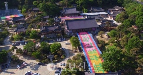 하늘에서 본 서울 봉은사의 봉축 풍경