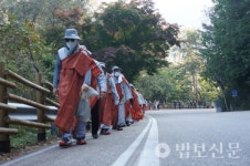 [자비순례 11일째]결사대중, 험준한 문경새재 이화령을 넘다