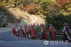 [자비순례 11일째]결사대중, 험준한 문경새재 이화령을 넘다
