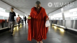 44.  차이밍량의 행자行者(2012)