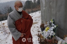 지몽 스님, 정인이 묻힌 묘소 찾아 미안해