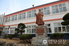 밀양 홍제중, 코로나 극복·학교발전 기원 교직원 108배 정진기도