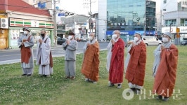 통영사암연, 항남동 광장에 봉축탑 점등