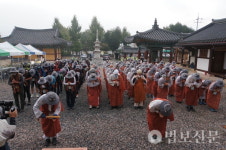 [천리순례 15일차] 물결처럼 늘어선 환영 현수막…밀양불자도 함께 걸었다.