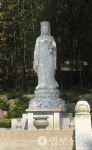 55. 김해 정토원의 호미 든 관음