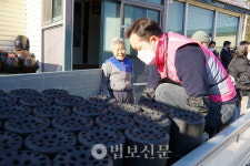 동장군아 물러가라…무산복지재단, 온기 담은 연탄나누기