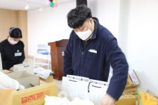 한솔종합사회복지관, 홀몸어르신에 물품·입춘첩 나눔