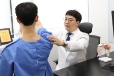 오십견, 비수술 치료로 회복 돕는다
