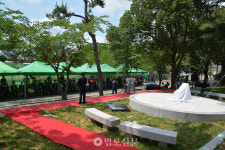 법정 스님 모교 목상고에 빠삐용 의자 조형물 설치