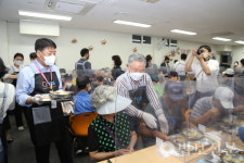 부산 용호복지관, 주식회사 한탑 후원 초복 영양식 제공