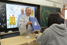 정광학원 스님들, 정광고 찾아 수능생 응원