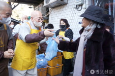 총무원장 진우 스님, 원각사 무료급식소서 배식봉사