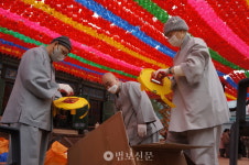 오색찬란 연등으로 수놓인 조계사