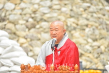 마이산탑사, 천지기도 산신재…자비나눔도