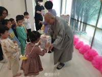 관음종복지재단, 어린이날 맞아 선물 전달
