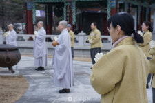 나를 낮추고 부처님께 더 가까이 봉녕사 출가학교 여행자들의 1보1배