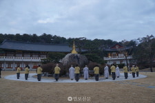 나를 낮추고 부처님께 더 가까이 봉녕사 출가학교 여행자들의 1보1배