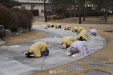 나를 낮추고 부처님께 더 가까이 봉녕사 출가학교 여행자들의 1보1배