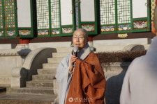 나를 낮추고 부처님께 더 가까이 봉녕사 출가학교 여행자들의 1보1배