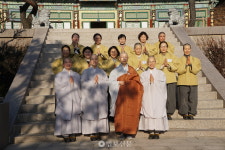 나를 낮추고 부처님께 더 가까이 봉녕사 출가학교 여행자들의 1보1배