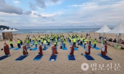 쿠무다, 부산 송정 해변서 108배·선명상으로 국제선명상대회 축하