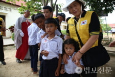 자비나눔 15년…정수된 맑은 물에 캄보디아 시엠립 미래 희망 비추다