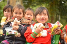 붓다봉사단·원융승가회, 베트남 아이들에게 깨끗한 물 선물