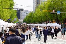 부처님오신날 환희 넘치는 전통문화마당 개막…우정국로 가득 메운 시민들의 축제