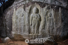 10. 경주 율동 마애여래삼존입상
