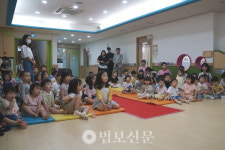 저희의 고운 마음 드려요…아름다운동행, 어린이집 아이들 목어저금통 수령