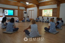 종교 떠나 평안함 얻고 가요…주한 외국대사, 화계사 템플스테이 참가