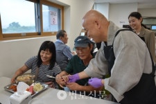 양주 회천노인복지관, 초복 맞아 어르신에게 삼계탕 제공