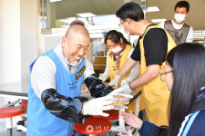 광주 만경사 시공 스님, 정광중학교에 핫도그 600개 나눔