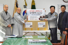광주 동구 스님들, 공무원·경찰들에 동지 팥죽 나누며 격려