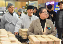 광주 동구 스님들, 공무원·경찰들에 동지 팥죽 나누며 격려