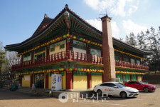 명상으로 쉼 얻고 각오 다져요…남산 충정사, 새해맞이 싱잉볼 명상 진행